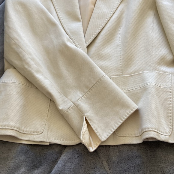 Anne Klein two piece suit. Single breast jacket and skirt. - Picture 5 of 5